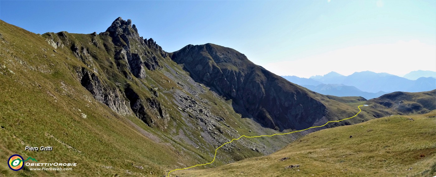 39 Vista sul percorso di salita al colletto del Monte di sopra e verso la cresta per il Monte Valletto.jpg